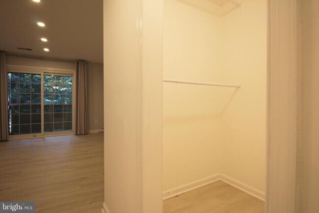 Building Photo - 2233 Lovedale Ln