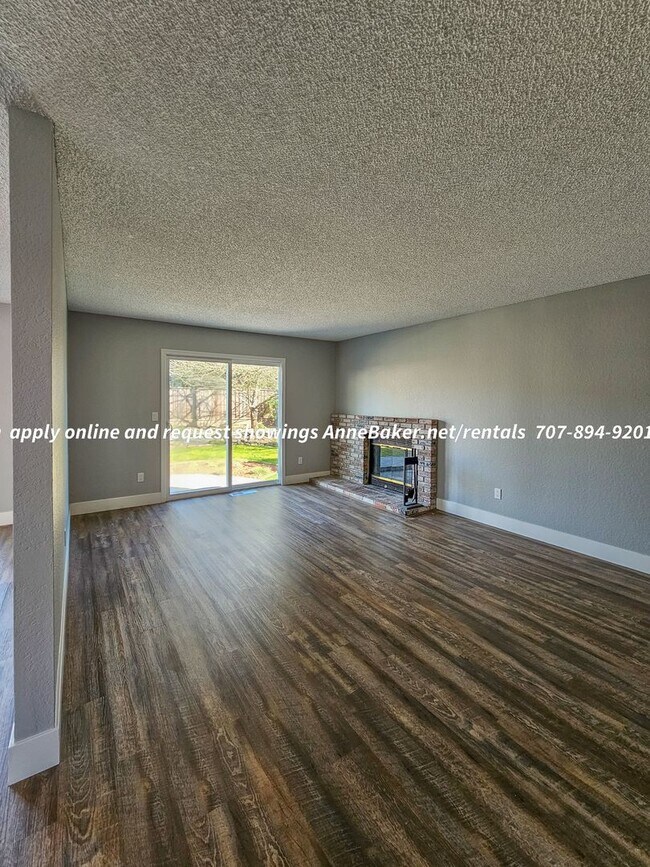 Building Photo - Newly Updated - New Appliances, Flooring, ...