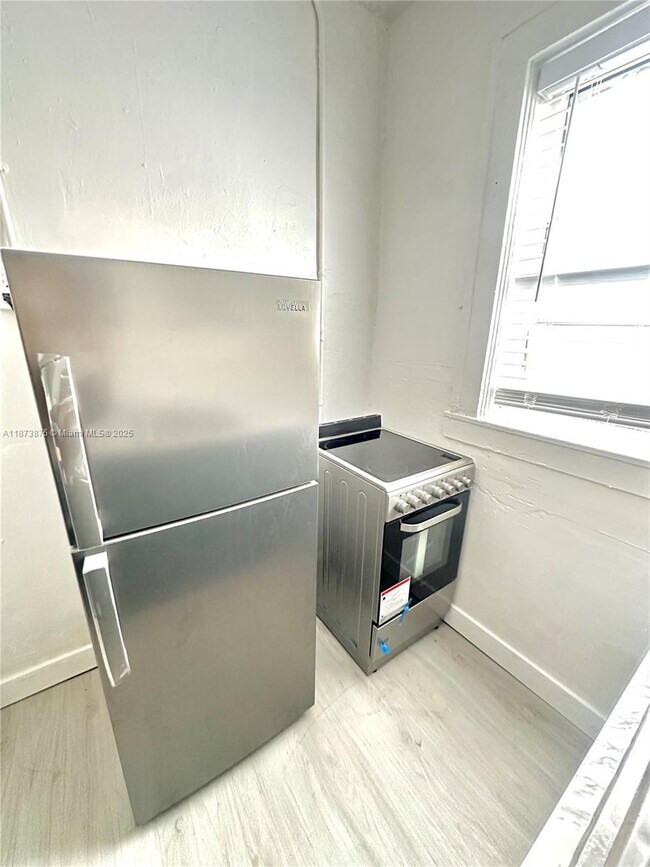 Building Photo - 967 SW 5th St