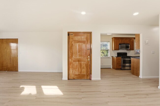 Building Photo - 576 Avenue East Unit