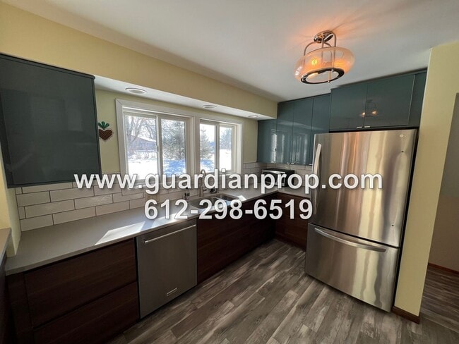 Building Photo - Updated Roseville House on Large Corner Lo...
