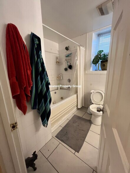 Building Photo - 13 Sparhawk St