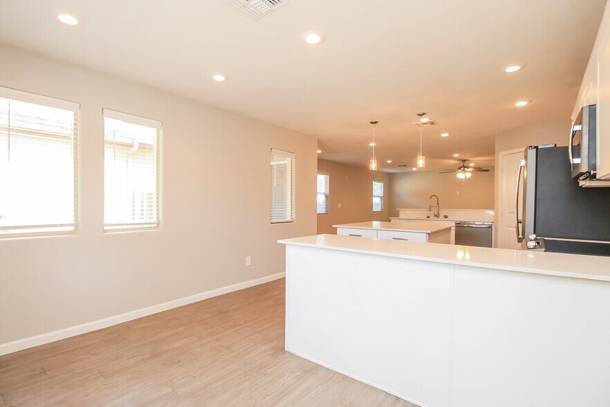 Building Photo - 3825 E Frances Ln