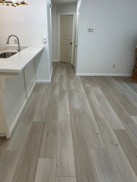 Building Photo - 434 S Lincoln Way
