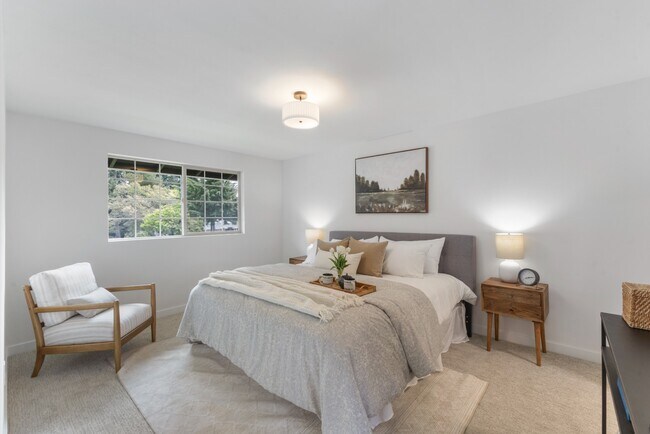 Building Photo - Fully Remodeled 4BR Rambler in Private Fed...