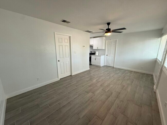 Building Photo - 2206 W Vista Ave