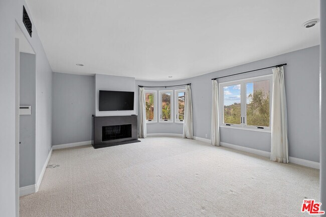 Building Photo - 1759 N Beverly Dr