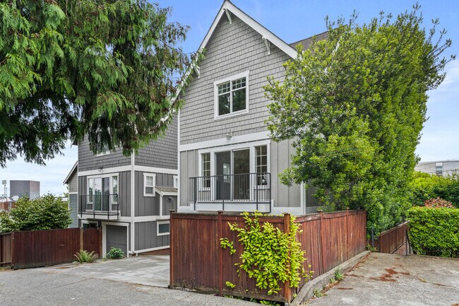 Building Photo - 910 N 74th St