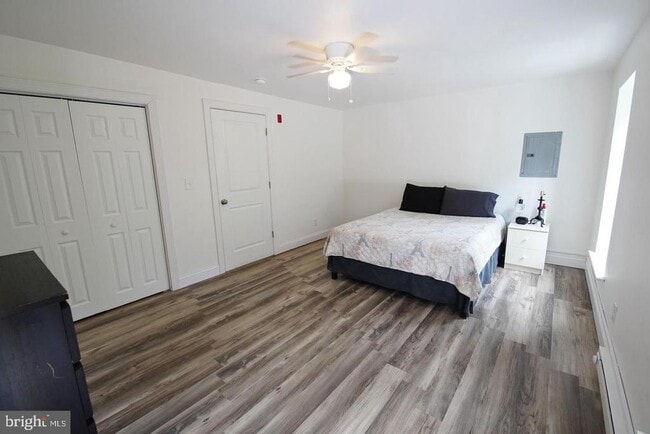 Building Photo - 409 Hermitage St