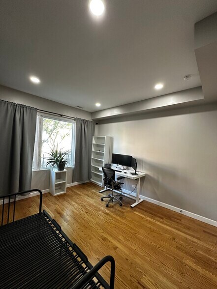 Main room (King size bed) - 1908 S May St