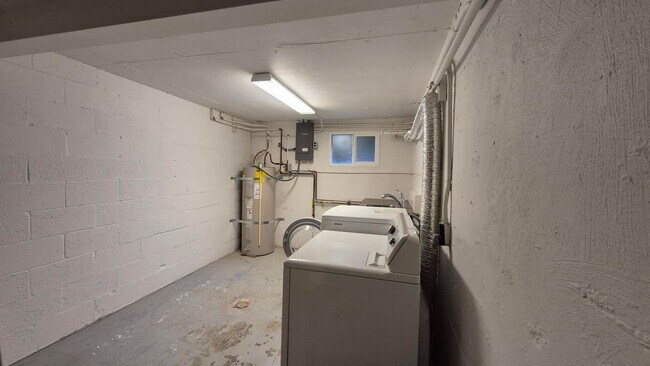 Building Photo - Amazing 2 Bedroom 1 Bath with View in NW P...