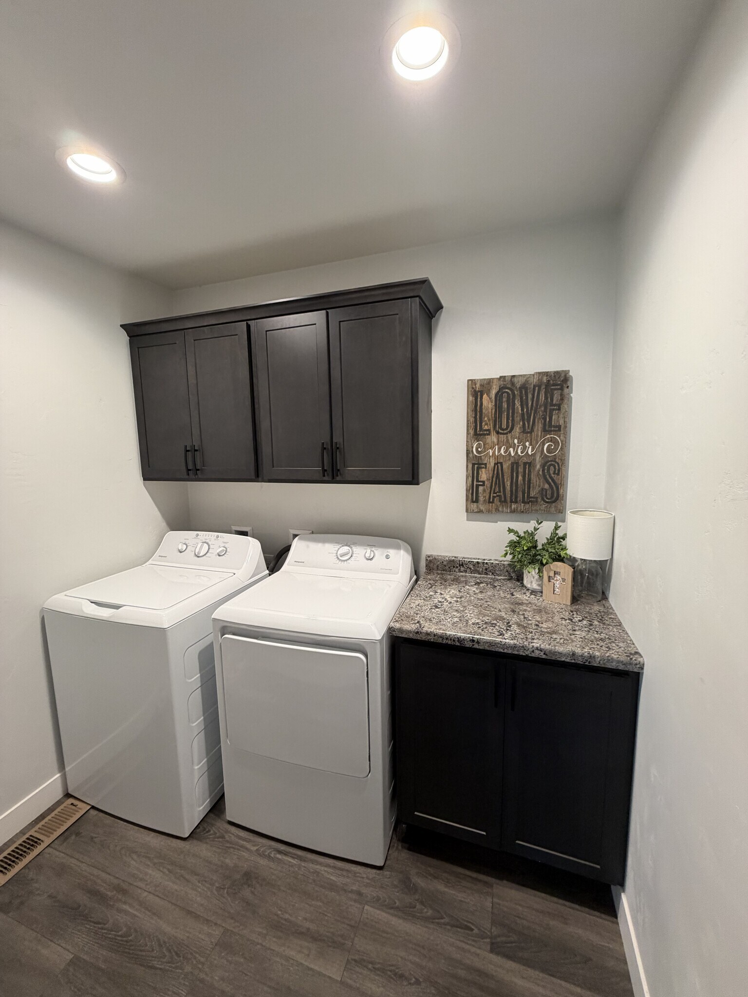 Building Photo - 702 Hartzheim Dr