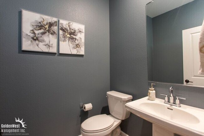 Building Photo - Stunning 5Bdm 3.5Ba Home in Escondido with...