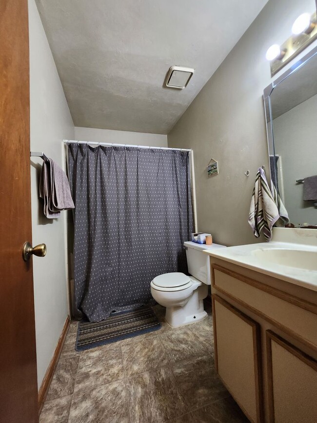 Building Photo - 3 bedroom town home for rent across from F...