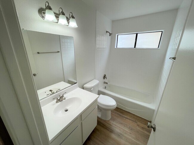Building Photo - Upgraded 1+1 Midtown Duplex