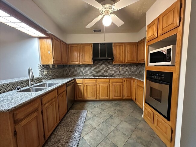Building Photo - 3306 Kempwood Dr