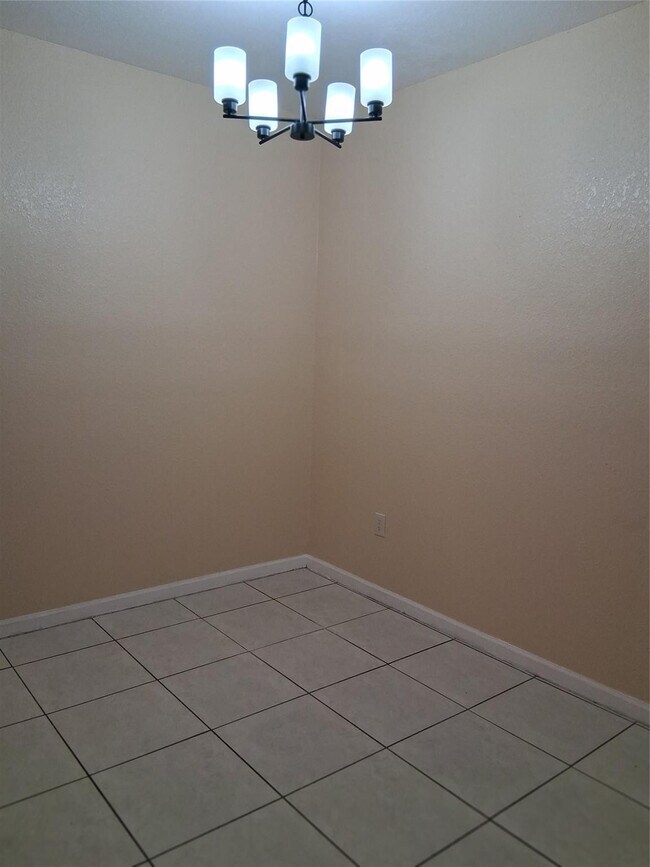 Building Photo - 1425 SE 24th Ct