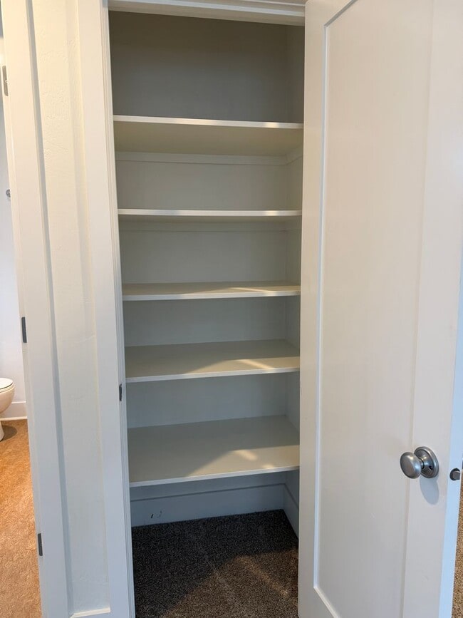 Building Photo - Beautiful 3 bedroom 2.5 bathroom house in a great neighborhood!