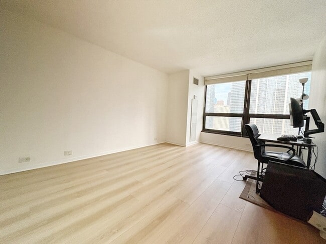 Building Photo - 360 E Randolph St