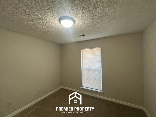 Building Photo - 7130 Redfern Dr