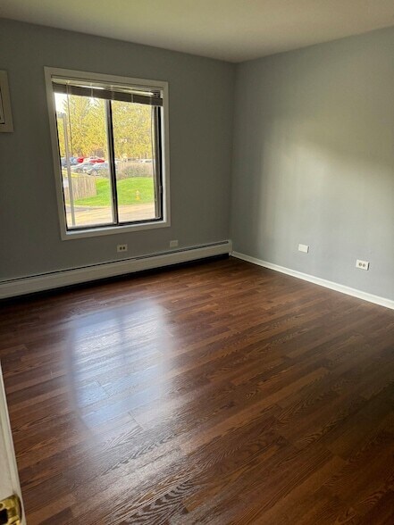 Building Photo - 985 S Ct of Shorewood