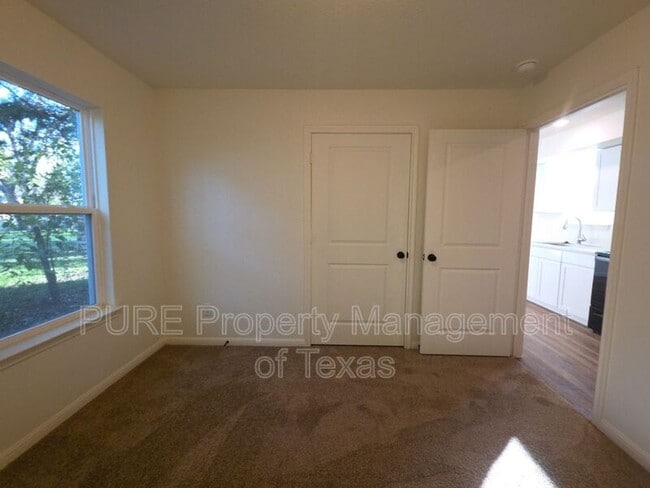 Building Photo - 2002 W 2nd St