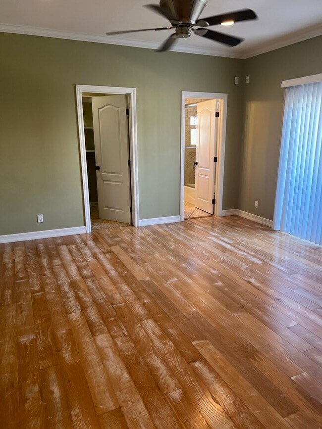 Building Photo - Custom home 1 block to ocean