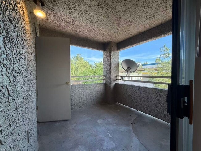 Building Photo - Charming two-story condo with 2 bedrooms