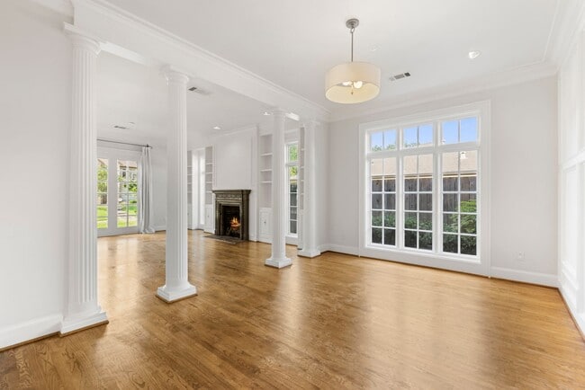 Building Photo - Elegant Living Minutes from the Medical Ce...