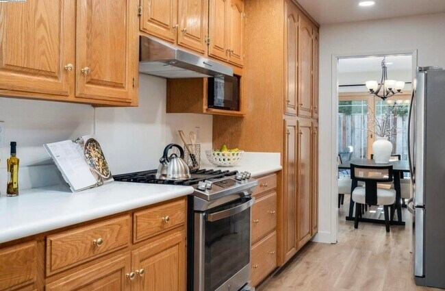 Building Photo - 725 Old Creek Rd