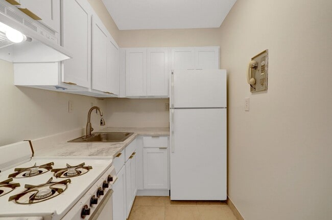 Building Photo - Studio Condo with all utilities included f...