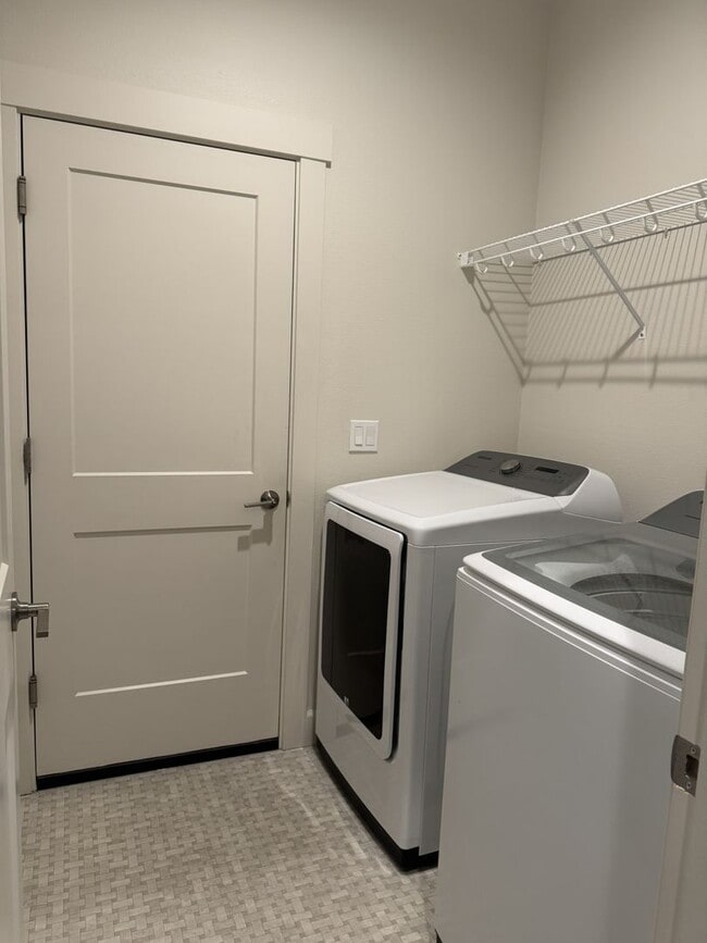 Building Photo - Lovely Open concept Low Maintenance