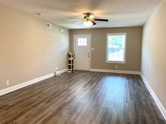 Building Photo - 886 Lutz Ln