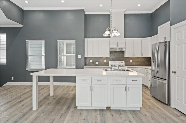 Building Photo - 2116 Bidwell Dr