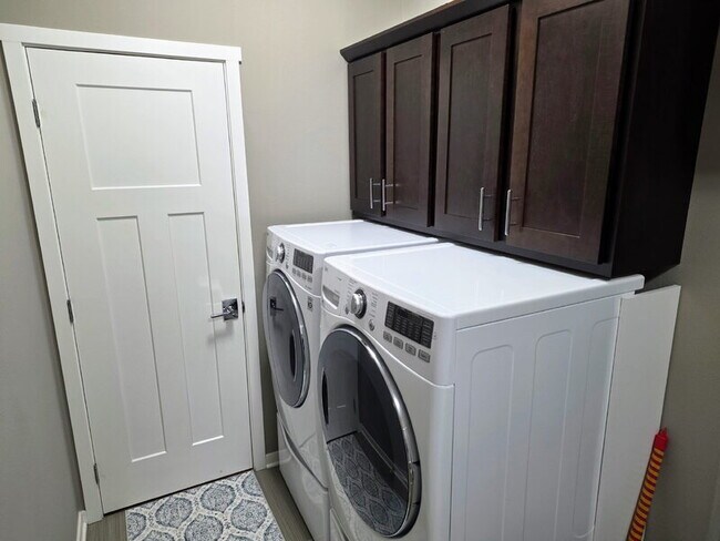 Building Photo - 482 NE Westgate Dr