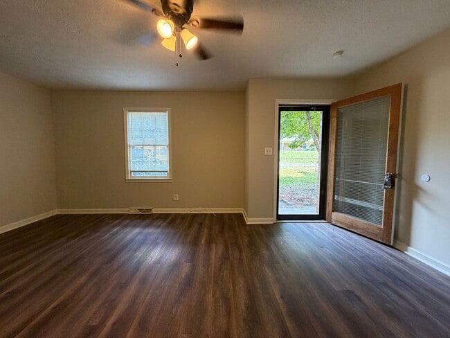 Building Photo - Nice 3/1.5 House in Silver Creek- $1,295