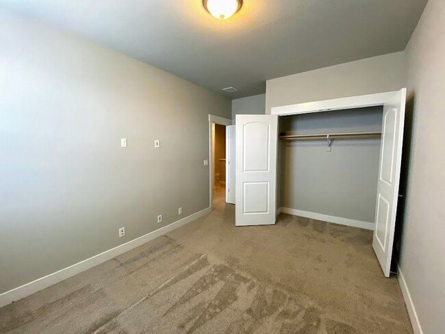 Building Photo - 5447 Valentia St