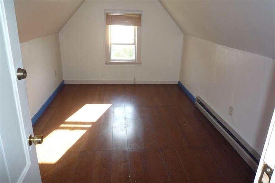 Building Photo - 569 Main St