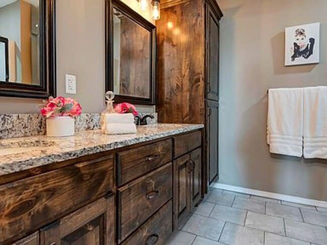 Building Photo - Luxury, Location, and Convenience.