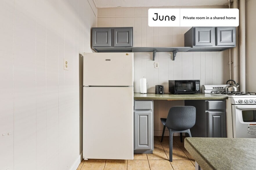 Building Photo - Room in Shared 3 bed/1 bath home