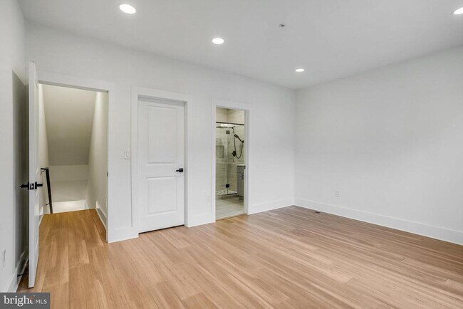 Building Photo - 1225 Raum St NE