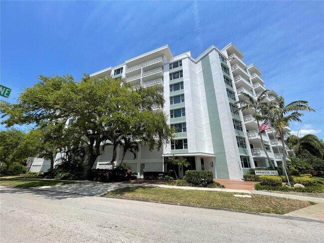 Primary Photo - 700 Beach Dr NE