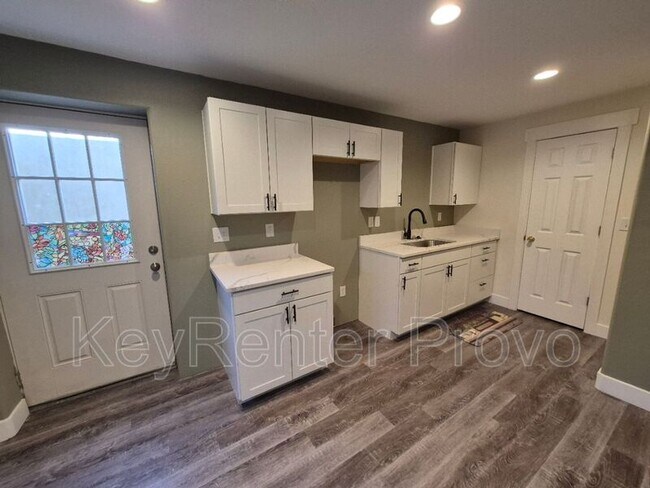 Building Photo - 75 S Astor Ln