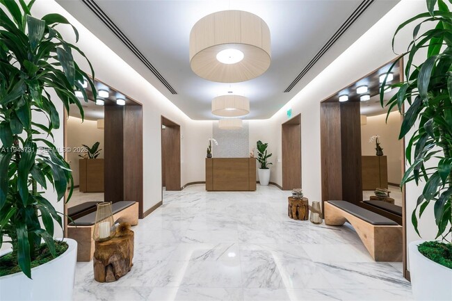 Building Photo - 2831 S Bayshore Dr