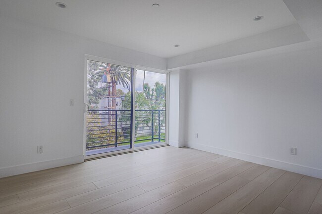 Building Photo - Modern 4 Bed / 3 Bath Townhome with Privat...