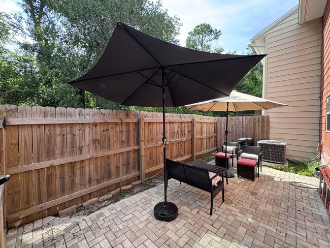 Building Photo - Modern Townhome in Central Orange Park – Q...
