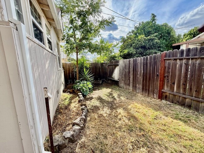 Building Photo - Cute Studio Home available NOW