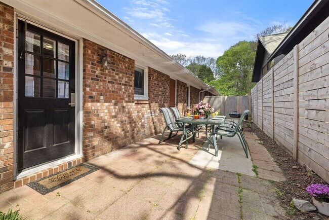 Building Photo - 500 Oak Ave