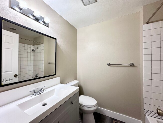 Building Photo - Single Family Home in Beaverton, OR 6 Beds 3 Baths w/ Double Car Garage!