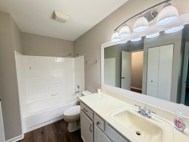 Building Photo - 127 Glengarry Dr